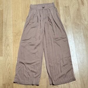 Wide-Leg Pants in Tan/Cream